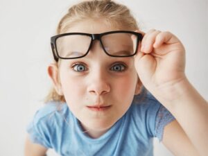 عملية انحراف العين (الحول) عند الأطفال