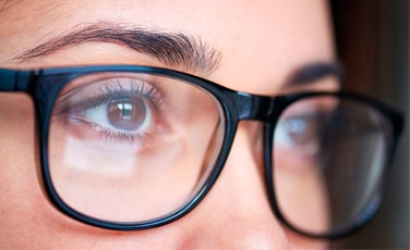 هل تصبح العين ضعيفة بعد عملية الليزك؟